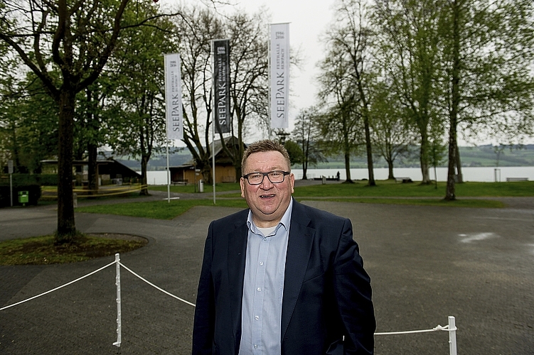 Jürg Aebi, Stadtpräsident Sempach, erzählt, dass in der Festhalle Seepark schon einige Exekutivmitglieder des Bundes an Veranstaltungen teilgenommen haben.