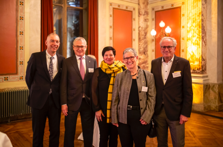 Von links: der Präsident der IHZ, Andreas Ruch, zusammen mit Urban Camenzind, Landammann Kanton Uri, Cornelia Gamma, Landrätin Kanton Uri, Sylvia Läubli Ziegler, Landratspräsidentin Kanton Uri, und René Röthlisberger, Wirtschaft Uri.