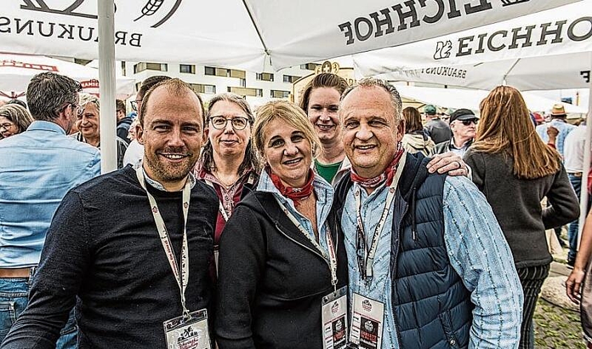 Vom Emmen Center: (von links) Björn Brülisauer, Visilab, Charlotte Jans und Sabrina Mattmann Verwaltung Center (beide hinten), und Ursula und Marco Imhof, Blumen Stil.