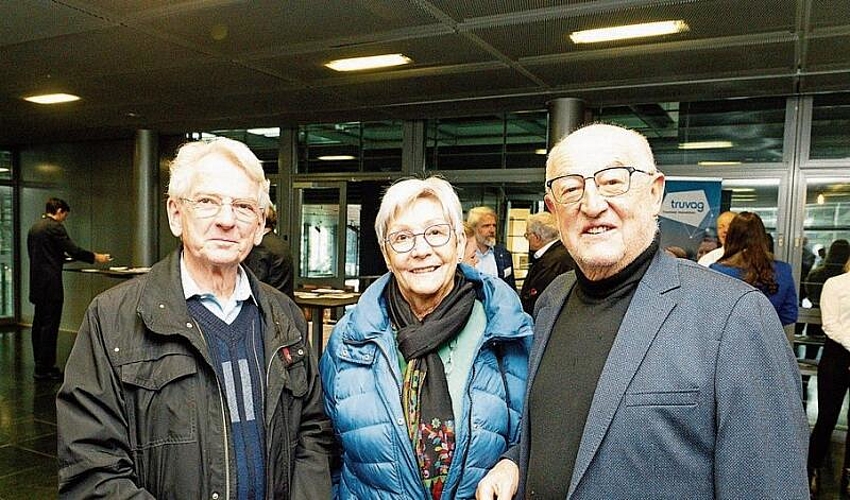 Von links: Franz und Lisbeth Hartmann mit Anton Schwingruber. Toni verriet, dass er plane, ein privates Kleinwindrad aufstellen zu lassen.