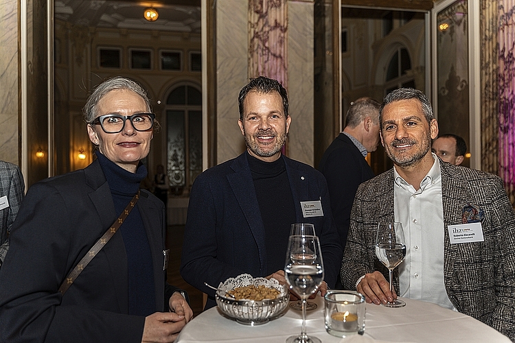 Zum ersten Mal beim IHZ-Apéro dabei (von links): Manùela Arnold, Gronova AG, Giuseppe Ferrandino, Amag, zusammen mit Roberto Ciccarelli, Zürcher Kantonalbank.