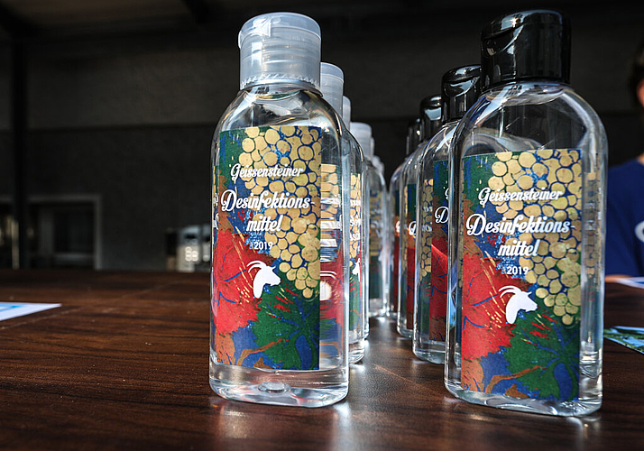 Covid-19 beeinflusst auch die «Wiipuure»: 90 Liter Rebensaft wurden zu Desinfektionsmittel verarbeitet.