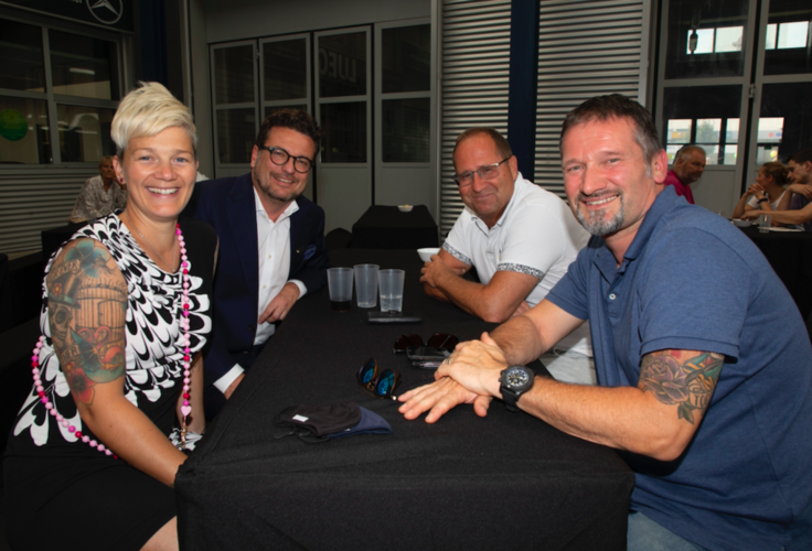 Ein Cabriolet und ein Coupé von Mercedes nennt Torsten Kaschik (links) sein Eigen. Zusammen mit Brigitte und Michael Burri, Letzterer ein Mercedes-Fan.
