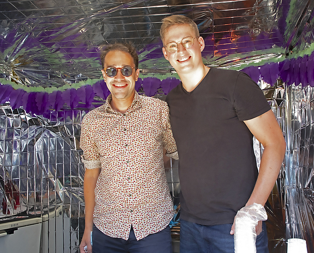 SP-Kantonalpräsident David Roth (l.) glänzte als Barman der Nachmittagsschicht, assistiert von Fabian Studer.