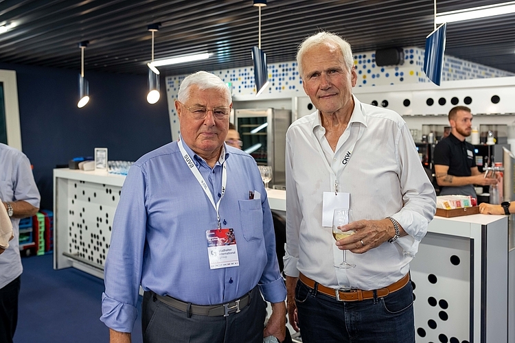 Zwei Ehrenpräsidenten unter sich: Ruedi Studhalter (l.) von der Lucerne Regatta und Max Plüss von Spitzenleichtathletik Luzern. Sie freuen sich über die zahlreichen internationalen Sportler:innen.