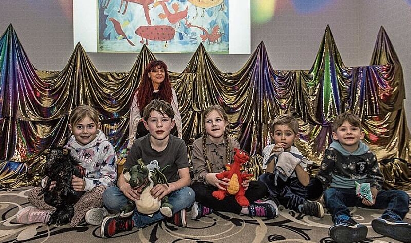 Für die jungen Zuhörerinnen und Zuhörer erzählte Jolanda Steiner Geschichten der Drachenzunft. Von links: Ladina, Loïc, Nova, Livio und Nelio.