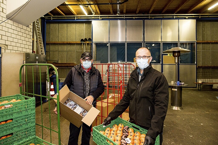 Fredy Haas, Umzugschef und Verantwortlicher für die Organisation der Samichlausbesuche, rechnet dem Zunftmeister Samuele Donatelli (l.) vor, dass es fast 2000 Manderinli braucht.