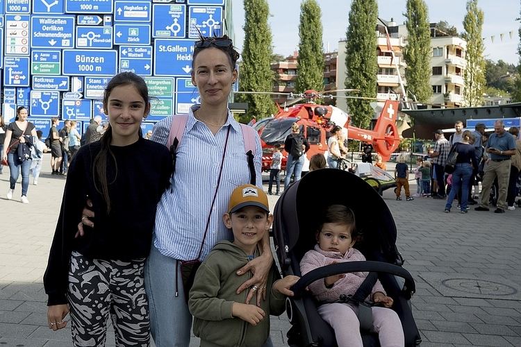 Von links: Aliie Derviskova, Oksana Chumachenko, Ali Derviskov u Von links: Aliie Derviskova, Oksana Chumachenko, Ali Derviskov und Aclile Derviskova. Ali war vom Verkehrshaus begeistert und wollte die Show sehen.