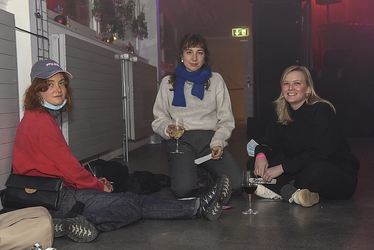 Sofia Hintermann, Pina Köhler und Alex Treskmann (v. l.) nutzten die Zeit bis zur Show mit dem Zeichnen von coolen Illustrationen.