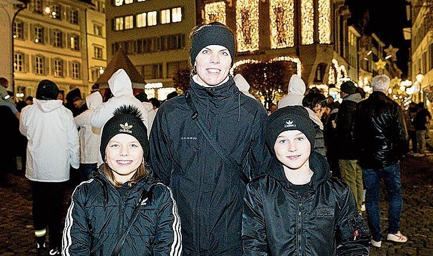 Marleen Iffder mit den Kindern Leana (l.) und Kilian. Die Atmosphäre beeindruckte Marleen. Für Leana waren das Highlight die Trychler, und Kilian beeindruckten die Klöpfer.