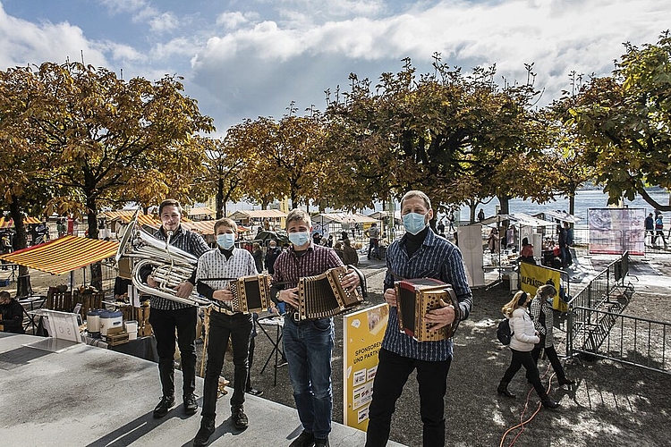 Musikalische Unterhaltung auf dem Kurplatz mit SQ Roteflue mit Daniel, Florian, Matthias und Ruedi Gerber (v. l.).