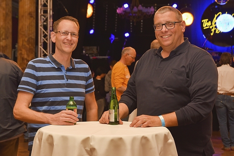 «Vor vier Jahren waren wir am Konzert von The Hooters – wir waren so begeistert, dass wir uns dieses Konzert nicht entgehen lassen wollten», meinten Patrick Egli (links) und Simon Muggli.