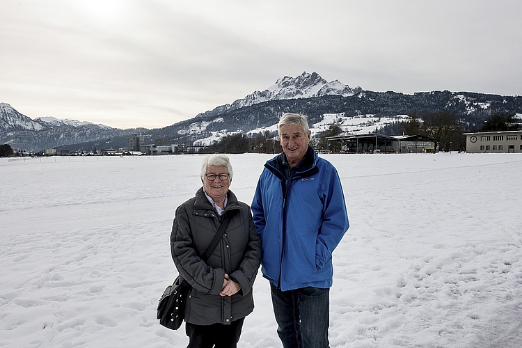 Als «Zaungäste» schauen Hanni und Sepp Arnold auf die Loipe. Er habe früher an vielen Läufen im Glaubenberg und in Römerswil teilgenommen, erzählt Sepp Arnold.