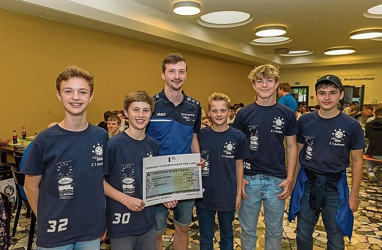 Unihockey Luzern (von links): Gian und Filip Buffoni, Trainer Samuel Ulmer, Joel Wehren, Maurin Schilliger und Raphael Allgäuer.