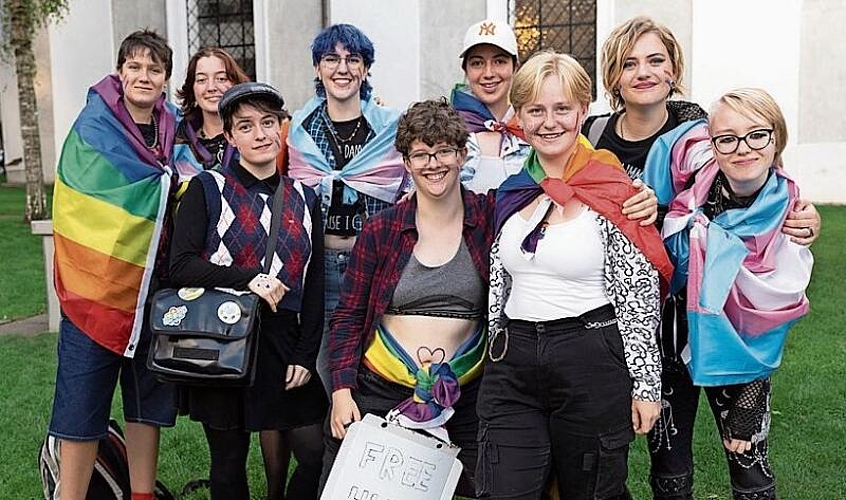 Von links: Junge, LGBTQ-engagierte Frauen aus der ganzen Schweiz: Nik, Julia, Liv, Sascha, Fabi, Luis, Samira, Fabia und Zion.