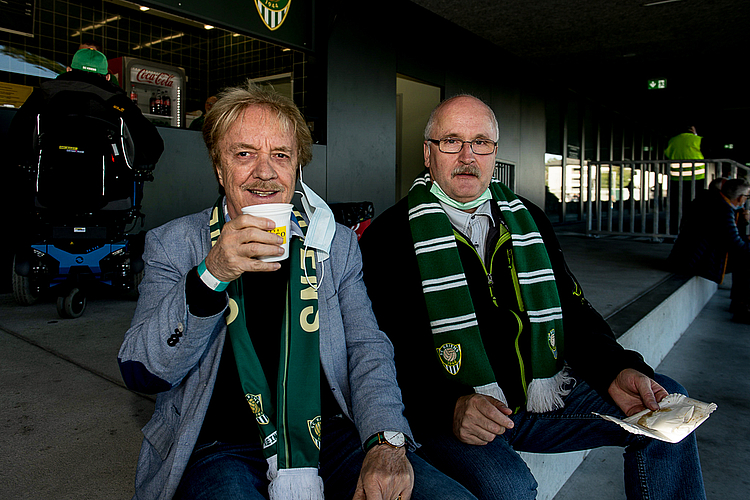 Stephan Zemp (links) und Gerry Bolliger sind immer im Stadion Kleinfeld dabei, auch wenn Sturm und Hagel angesagt ist.