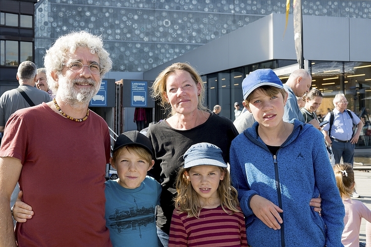 Urs Brechbühl und Mirjam Zwahlen mit Mael (l.) Noe und Manu. Au Urs Brechbühl und Mirjam Zwahlen mit Mael (links), Noe und Manu. Auf Wunsch
der Kinder waren sie zufällig nach Luzern gekommen und hatten mit dem Helikopter
und den Fallschirmspringern richtig «Action» gesehen.