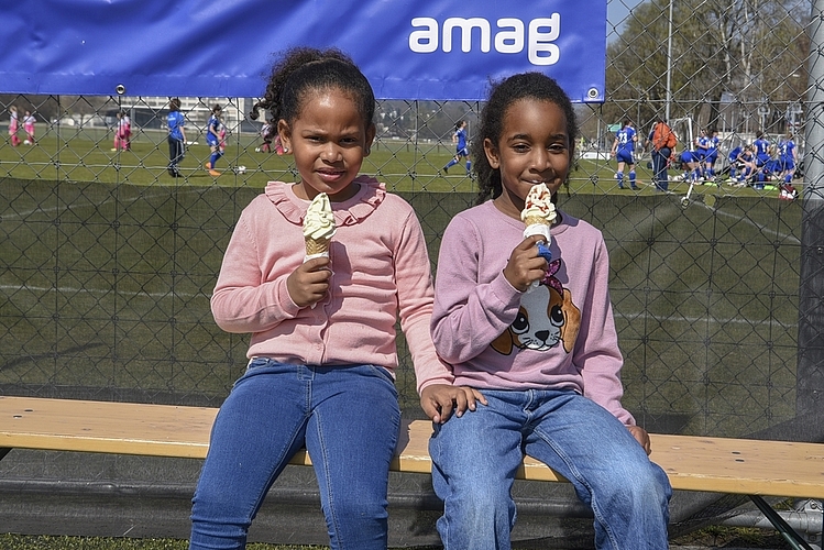 Bevor Noemi Pichardo (links) und Kiara Amabor das Spiel von Kiaras Schwester schauten, gönnten sie sich noch ein leckeres Eis.