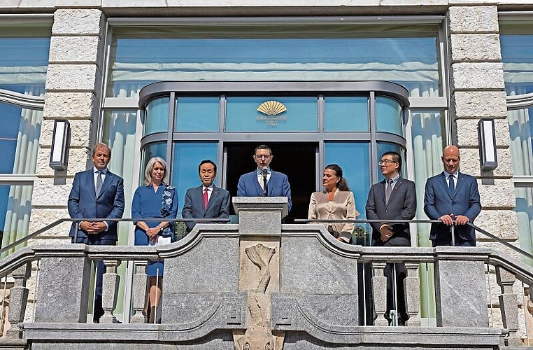 Der Festakt (von links): Paul Massot, Mandarin Oriental Hotel Group, Baudirektorin Franziska Bitzi, Wang Shihting, chinesischer Botschafter in der Schweiz, Christian Wildhaber, General Manager des «Mandarin Oriental Palace», der gut abgeschirmte Opernstar Cecilia Bartoli, Lijun Yu, Vertreter der Eigentümerfamilie, Luca Finardi, GM Mandarin Oriental, Milan und Area Vice President.