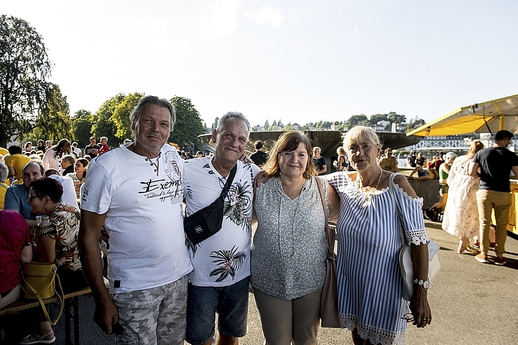 Von links: Frank Paulke, Gert Viehweg, Manuela Parnitzke und Bettina Paulke. Paulkes waren auf Besuch und schon zum zweiten Mal an der Feier zum Nationalfeiertag dabei.