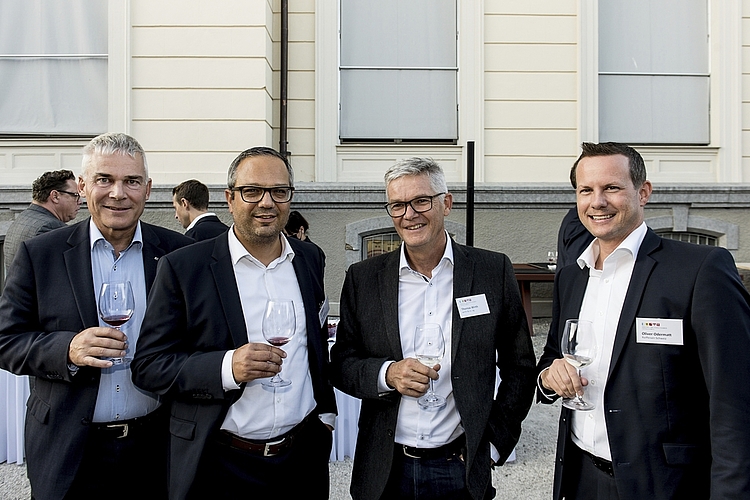 Die Aufmunterung, als Unternehmer politisch aktiv zu sein, fanden die Raiffeisen-Banker Stefan Weber, Alex Meyer, Thomas Wirth, Wirth & Co, und Olivier Odermatt passend (von links).