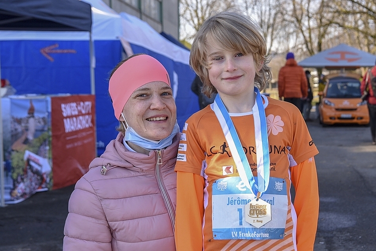 «Über die Heuballen zu hüpfen, hat mir am meisten Spass gemacht», sagte Jérôme Wicki mit Mama Stephanie.