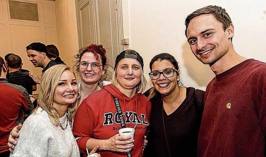 V. l.: Als farbenfrohe Truppe werden Celine Wüest, Lena Remmele, Simona Bussmann, Anna Piscopiello und Pascal Stalder von Schteichocher Chriens an der Fasnacht unterwegs sein.