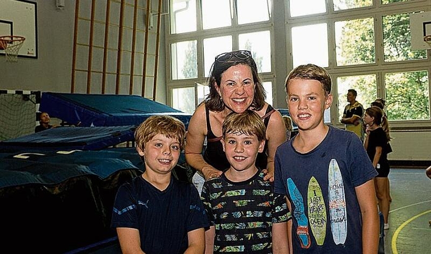 Von links: Sebastian Caduff, Caroline Suter mit Lauri und Joep van der Kolk. Die Kinder sprangen auf dem Trampolin Saltos und Fallrückzieher. Von links: Sebastian Caduff, Caroline Suter mit Lauri und Joep van der Kolk. Die Kinder sprangen auf dem Trampolin Saltos und Fallrückzieher.