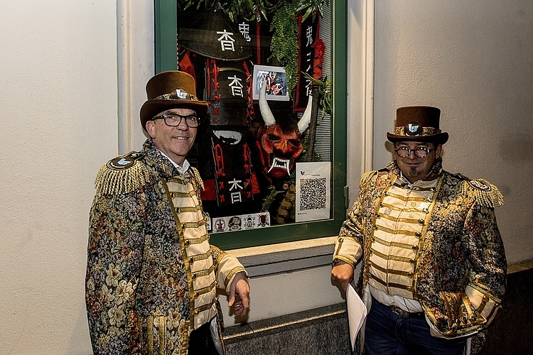 Baustellenrundgang mit Besichtigung des kleinsten Fasnachtsschaufensters. Vom Umzugskomitee: Patric Graber (links) und Bruno Schmid, Chef Umzug.