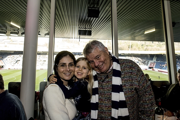 Danielli Boeno de Sena (links) und Roberto Casagrande mit Kaira. Casagrande hat bereits 1100 Spiele gesehen, Danielli 50 und Kaira immerhin schon deren 10.
