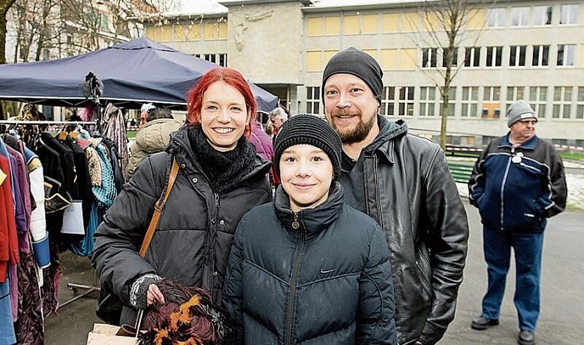 Von links: Anina, Mayla und Timo Hippler. Als Vampirfamilie gehen sie an die Fasnacht, nur die Perücke hatte noch gefehlt.