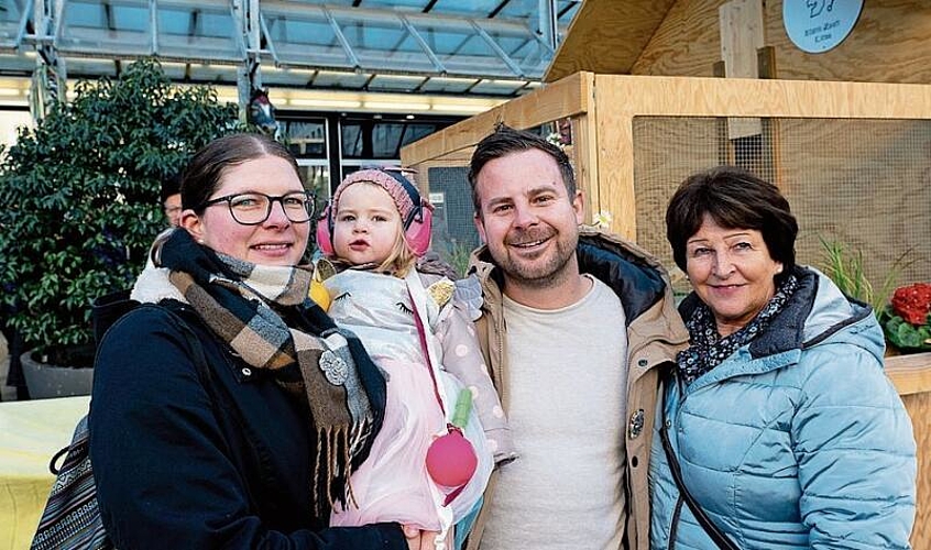 Von links: Ramona Schäli, Lorine als Engel verkleidet, Dominik Etter und Margrit Blättler.