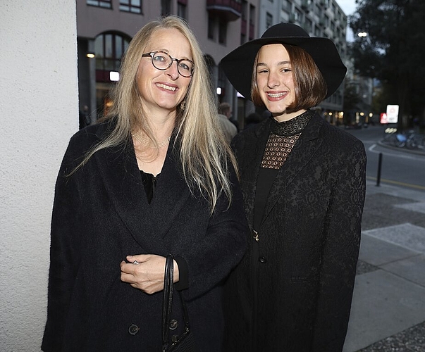 Beatrice Pistor mit Tochter Anaïs Schaffner übernahmen mit Freude die Theaterkarten der verhinderten Eltern.
