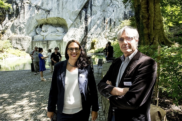 Letizia Ineichen, Leiterin Kultur und Sport, und Kantonsrat Urban Frye. Er erinnerte sich daran, als Jugendlicher in den Teich gestiegen zu sein, um das hineingeworfene Geld herauszufischen.