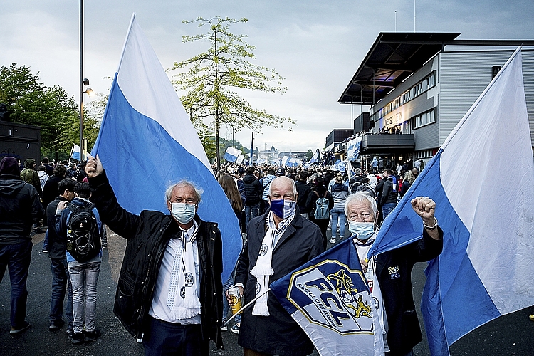 Von links: Paul Winiker, Regierungsrat Kanton Luzern, Walter Stierli, Ehrenpräsident FC Luzern, und Kudi Müller, ehemaliger Spieler und Trainer FCL, freuen sich über den Cupsieg.