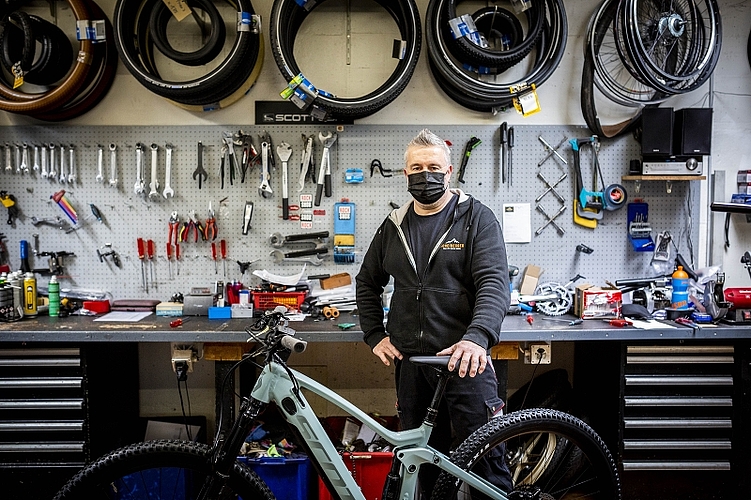 Erwin Scheidegger von Velo Scheidegger in Ebikon ist ebenfalls verzweifelt auf der Suche nach zusätzlichem Personal. Bild: Pawel Streit
