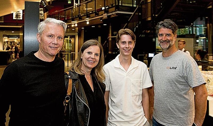 Von links: Patrick, Cornelia und David Arnet mit Adrian Peyer. Der Bruder von Adrian ist als «Schweizer-‹Top Gun›-Pilot» mit dem Flugzeug-Typ Tiger im Einsatz.
