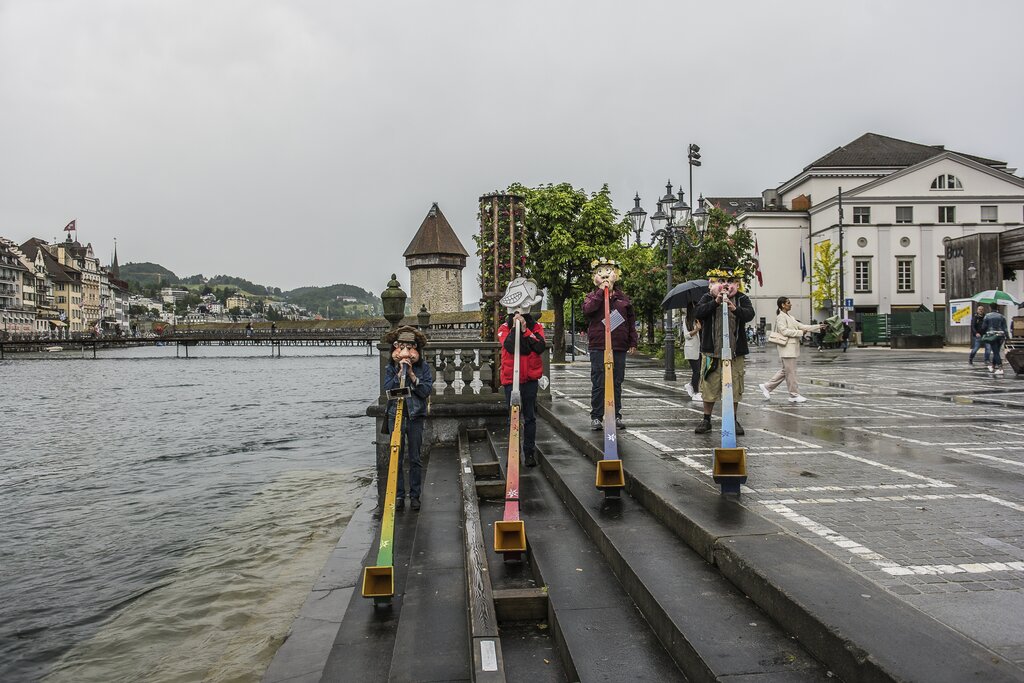 Für Milena Seeholzer (l.) und Michelle Zemp ist der Tourismus-Flipper eine echte Attraktion.