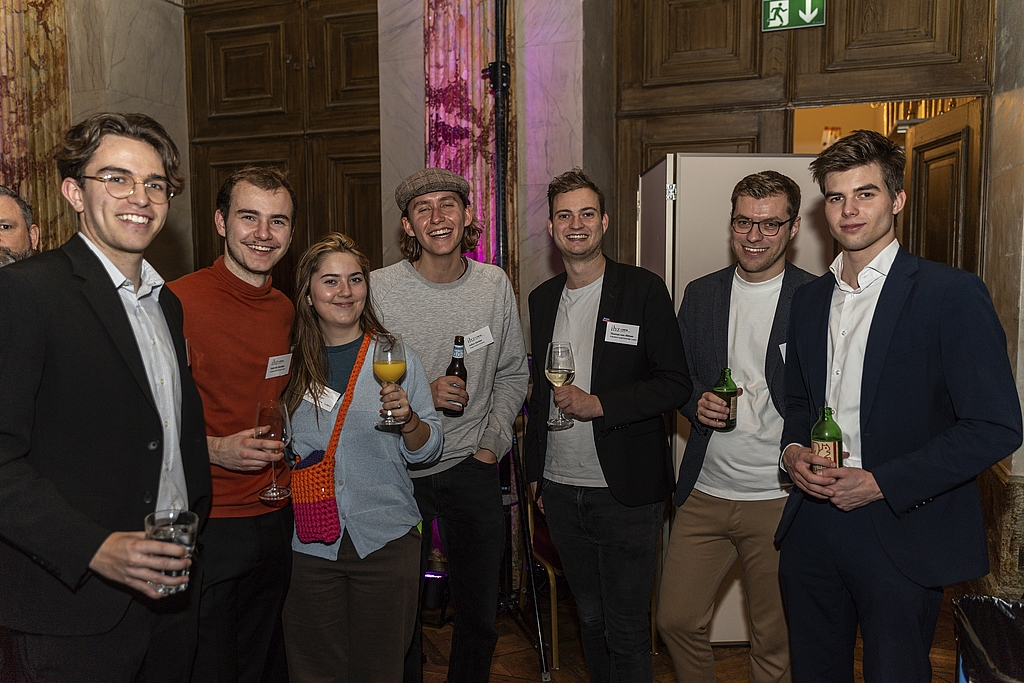 Von links: Nico Schöpfer, Vizepräsident Jungfreisinnige Luzern; Valentin Humbel, Jungsozialist:innen Luzern; Alina Wiget, Co-Präsidentin Junge Grüne Luzern; Julian Gerber, Co-Präsident Junge Grüne Luzern; Thomas von Allmen, Präsident Jungfreisinnige Luzern; Nico Fankhauser, Präsident Jungfreisinnige Obwalden; Alessio Herger, Junge SVP Kt. Luzern.