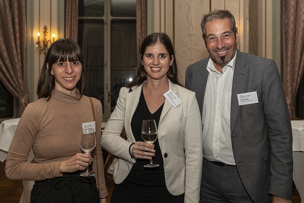 Von links: Melanie Friedrich, Tschümperlin Lötscher Schwarz AG; Daniela Jost, Wirtschaftsverband Stadt Luzern; Bruno Käch, Gesamtleiter Gewerbe-Treuhand AG.