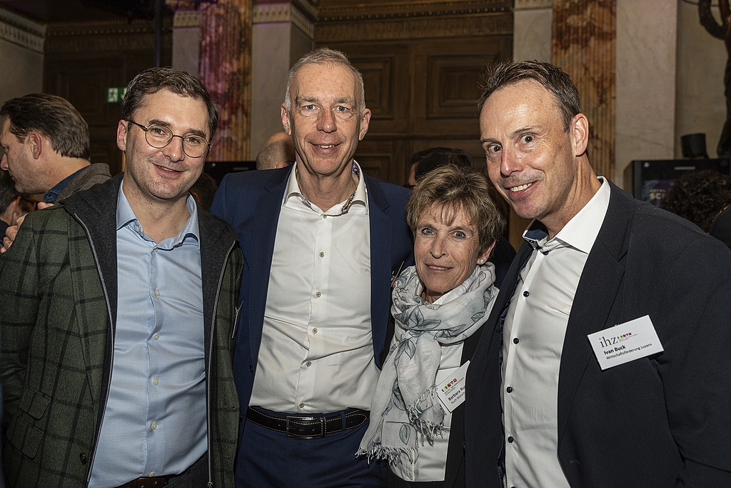 Sie freuen sich über den gelungenen Anlass (von links): Adrian Derungs, Direktor IHZ, Andreas Ruch, IHZ-Präsident und Inhaber Ruch-Gruppe, mit Ehefrau Barbara und Ivan Buck, Wirtschaftsförderung Luzern.