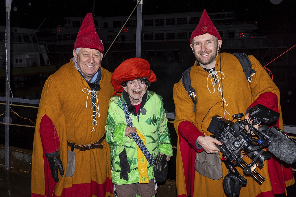 SRF-Moderator Röbi Koller (links) überraschte für seine Sendung «Happy Day» die mit dem
Apert-Syndrom geborene 74-jährige Mirjam Wyler aus Luzern, auf dem Foto mit Kameramann René Schönenberger. Am Samstag, 17. Februar, wird die Sendung ausgestrahlt auf SRF 1.