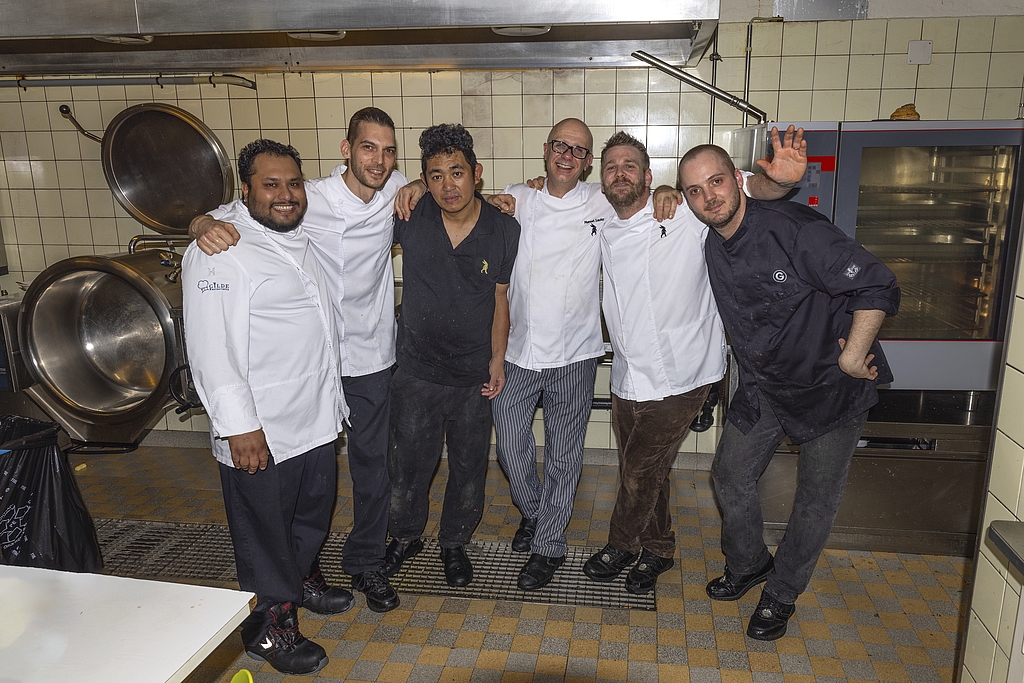 Im Soussol des Restaurants arbeitet die «Lapin»-Küchencrew (von links): Manjil KC,
István Csutak, Pema Agatsang, Stephan Lenglet, Marc Muf und Marc Schaller.