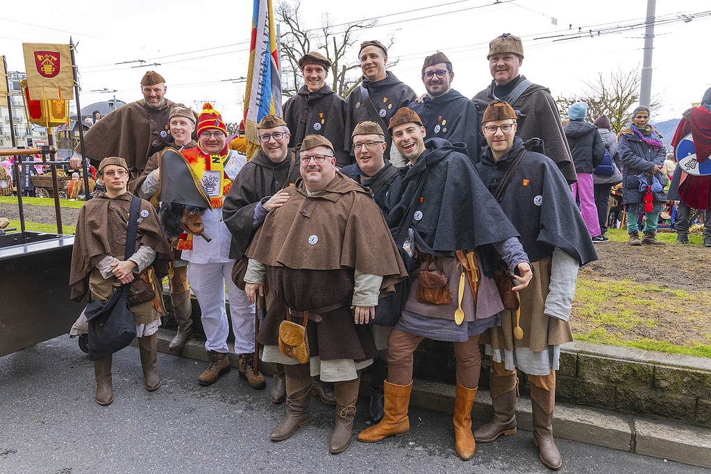 Die historische Zunftgruppe geht auf das Jahr 1932 zurück als Begleitung des Fritschivaters und seines Gefolges bei Grossanlässen. Zudem nimmt die Formation soziale Aufgaben unter
dem Jahr wahr.