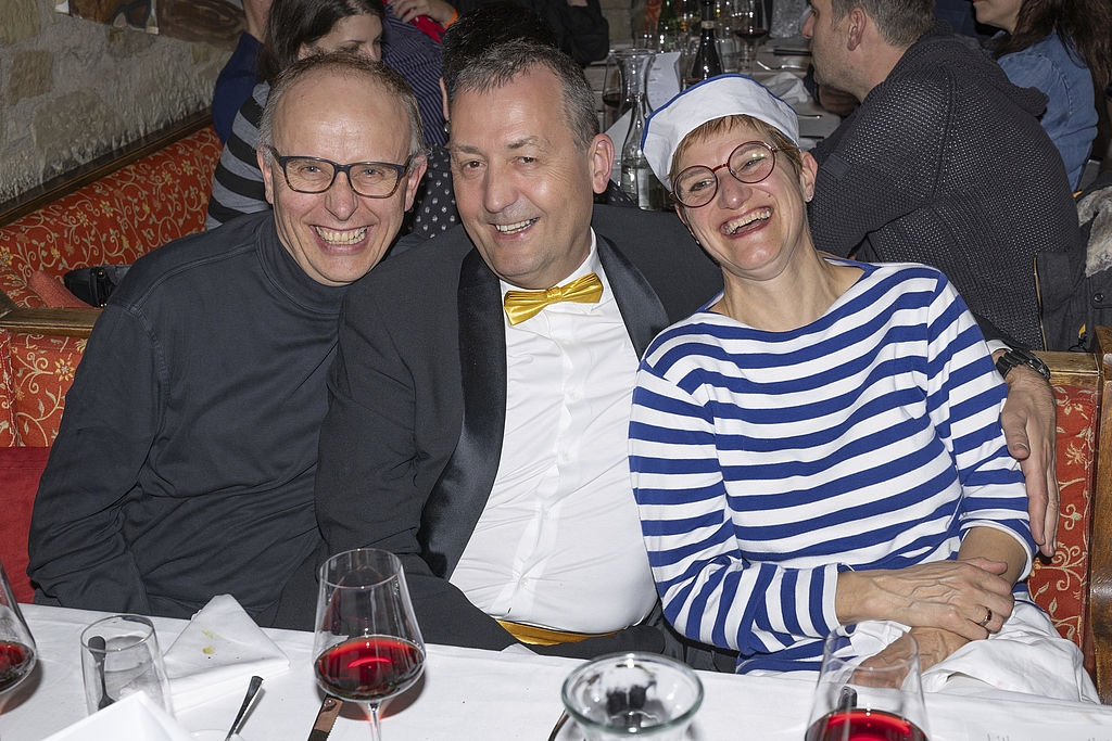 Von links: Beat Fischer zusammen mit Peter Kreyenbühl, der der Liebe wegen ins Tirol
ausgewandert ist, jetzt am Tisch mit Schwägerin Pia Kreyenbühl, Gattin des Fritschivaters 2016.