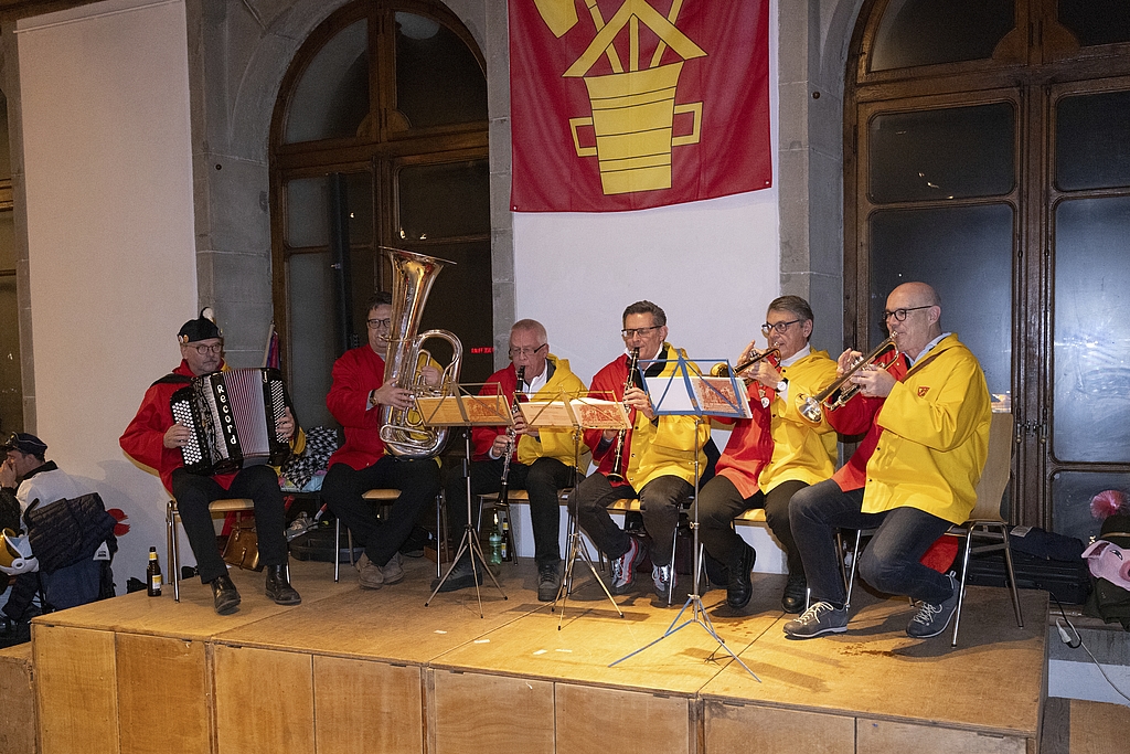 Beim Fritschi-Zmorge in der Kornschütte spielten verschiedene Musigen auf, Kleinformationen und Guggenmusigen. Nur aus «Safränlern» besteht natürlich die Original-Fritschiwagen-Musig.