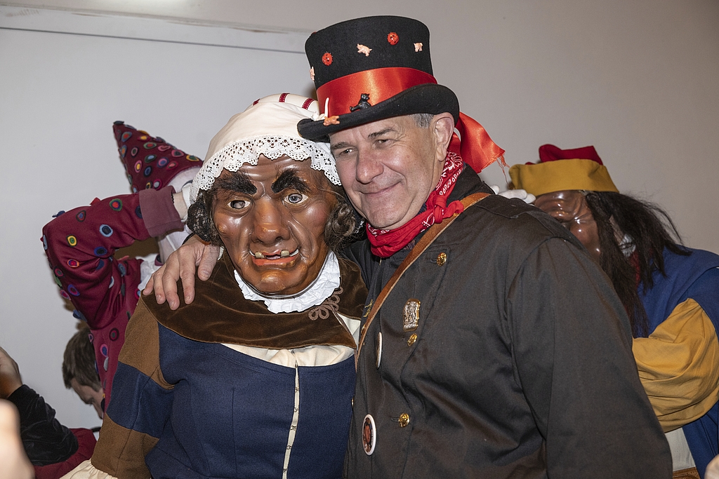 Sie pflegen eine enge Freundschaft: der Emmer Gemeinderat Patrick Schnellmann und die Ehefrau des Fritschi, die Fritschene, eigentlich Andreas Barmettler unter der historischen Maske.