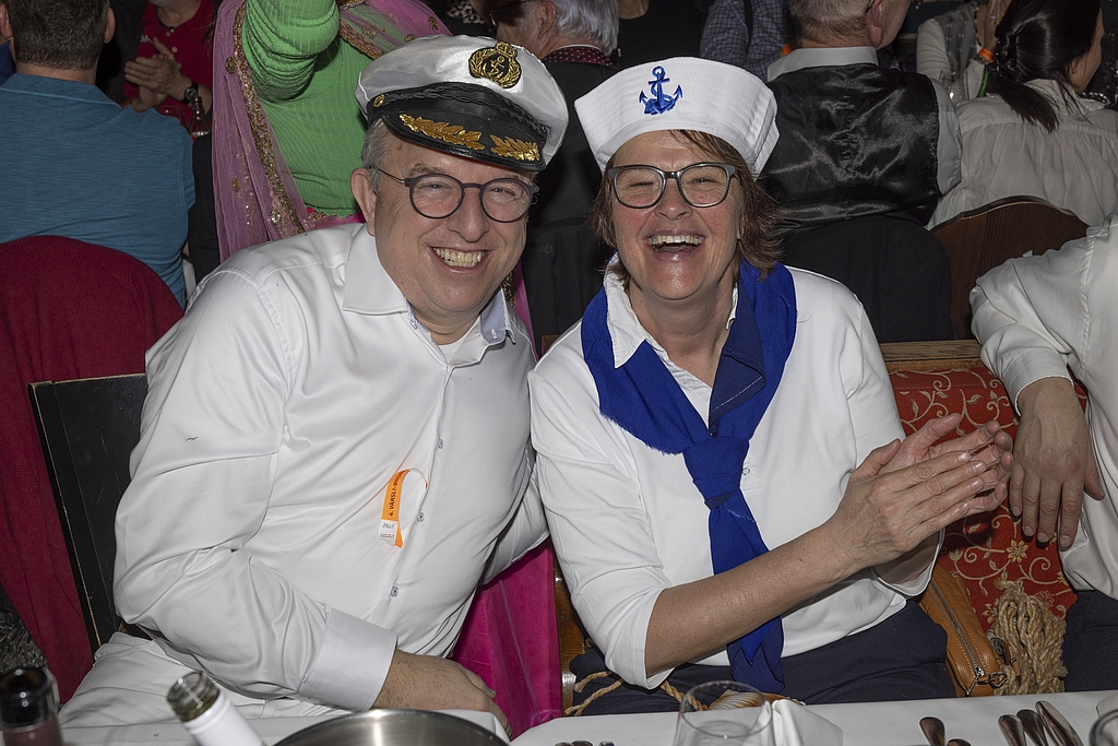 Fritschivater 2016 und Bäcker-Konditormeister Seppi Kreyenbühl im Seefahrerlook, zusammen
mit der Berufskollegin Luzia Amrein, Bäckersfrau aus Büren/LU.