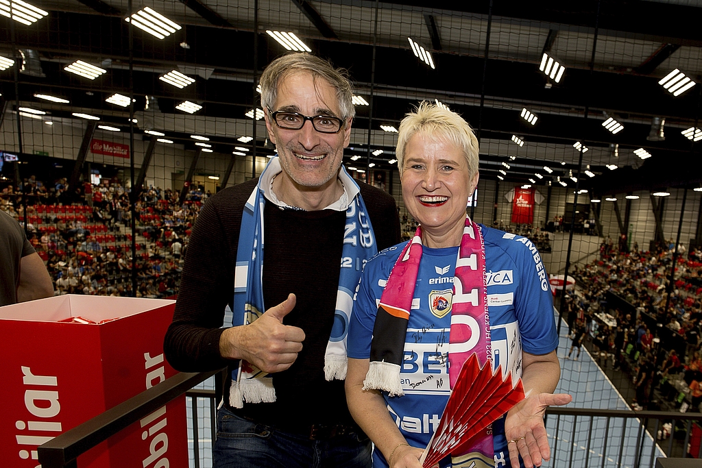 Roger Erni und Anita Burkhardt-Künzler beim Cupsieg des HC Kriens-Luzern.