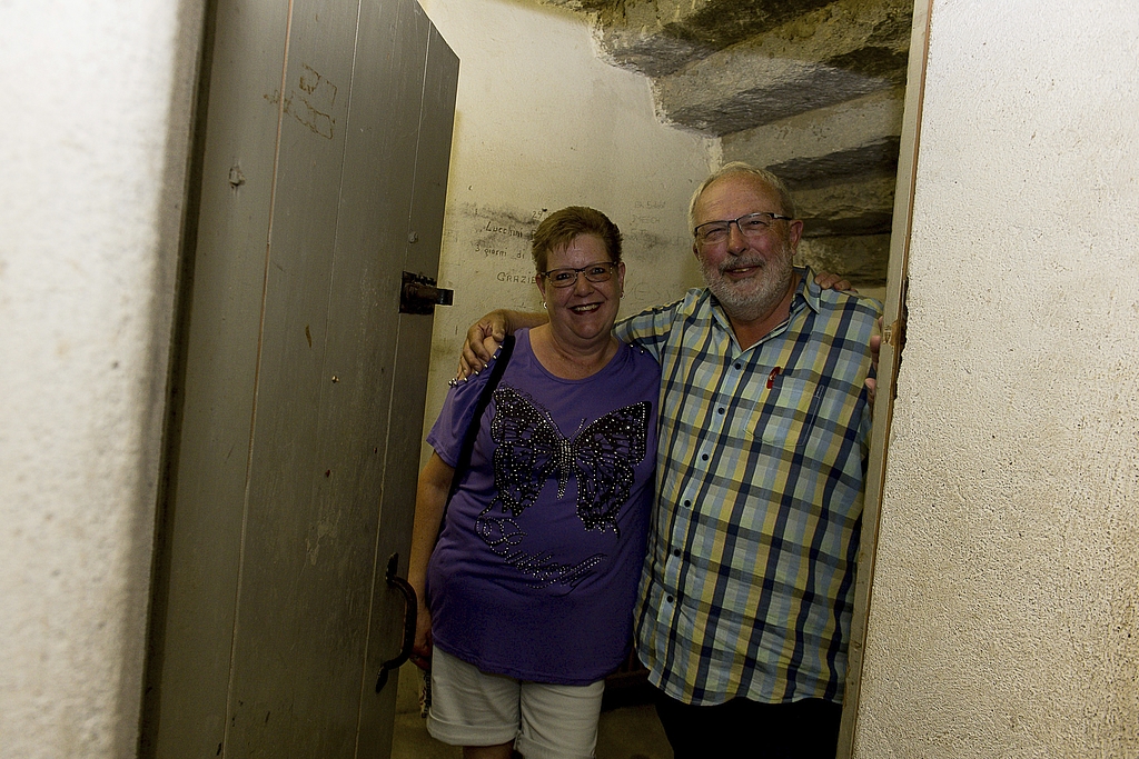 Märkli Geisseler und Patricia Föglistaler standen im Karzer, der Arrestzelle im Schulhauskeller, die bis in die 70er Jahre in Betrieb war.